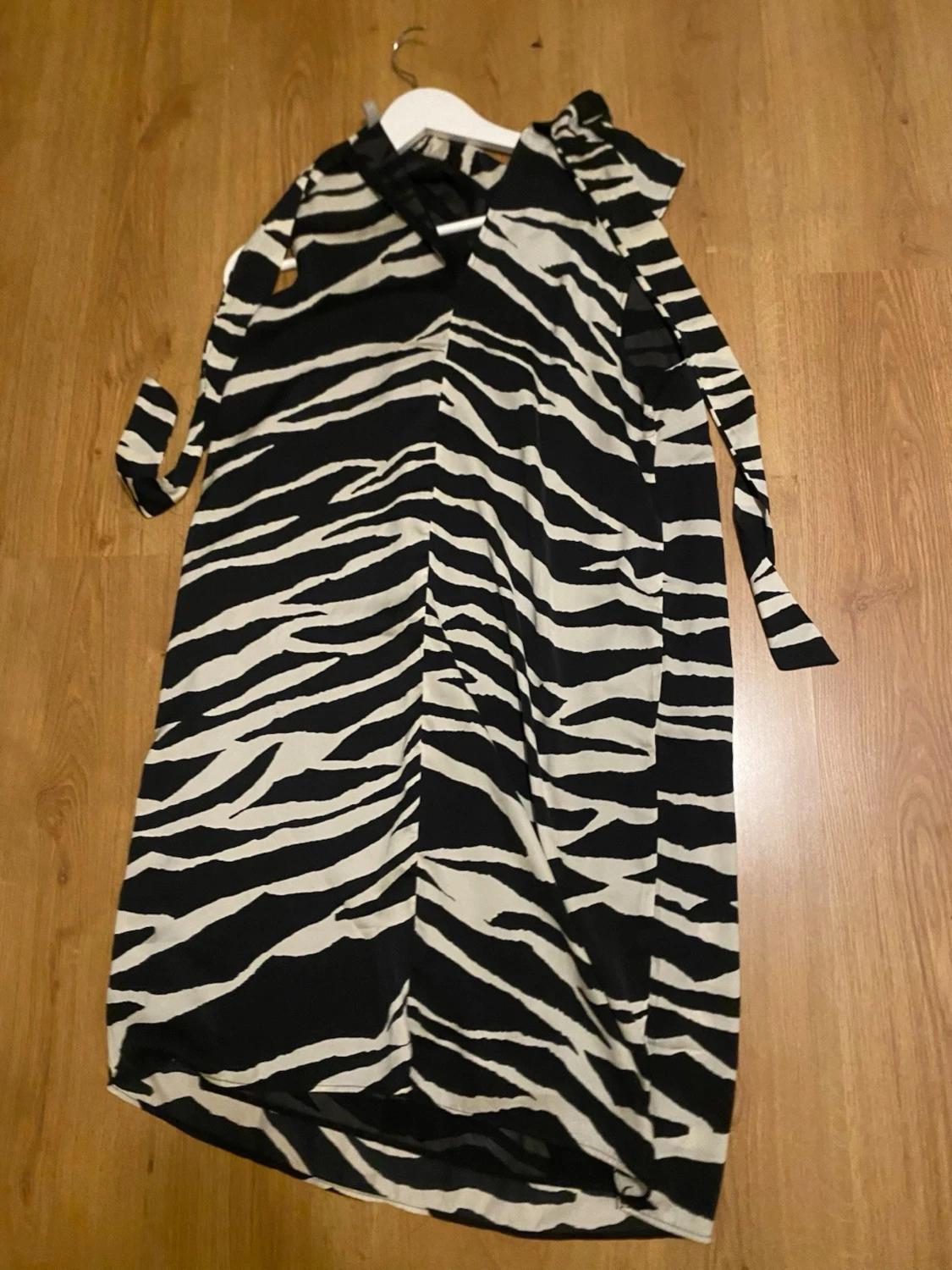 Zebramönstrad långklänning med knyt