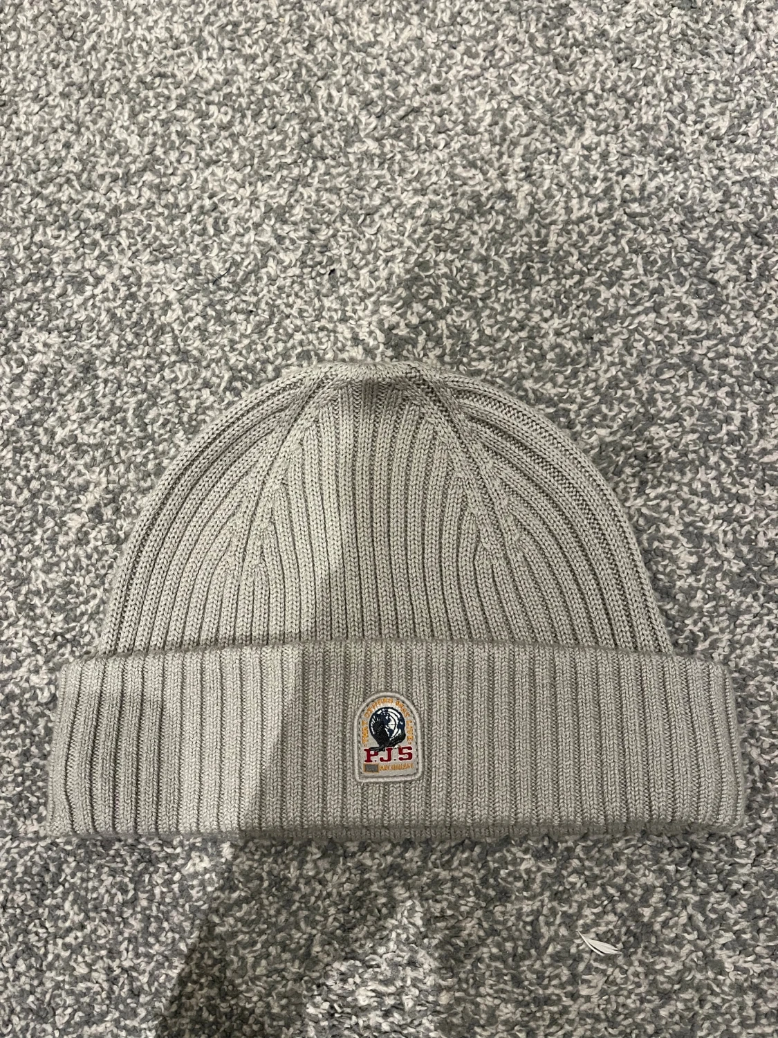 Grå ribbad mössa från Parajumpers - 4
