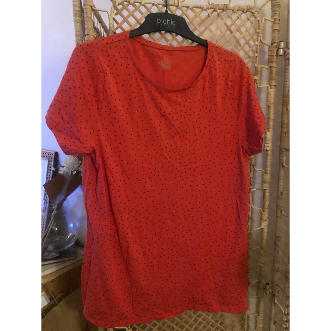 Röd prickig t-shirt från Our Best Basics