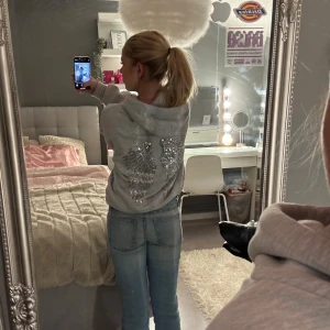 Ljusblå bootcut low waist jeans - Säljer mina super snygga gina tricot lowwaist bootcut  jeans! använt varsamt och inte så mycket💗