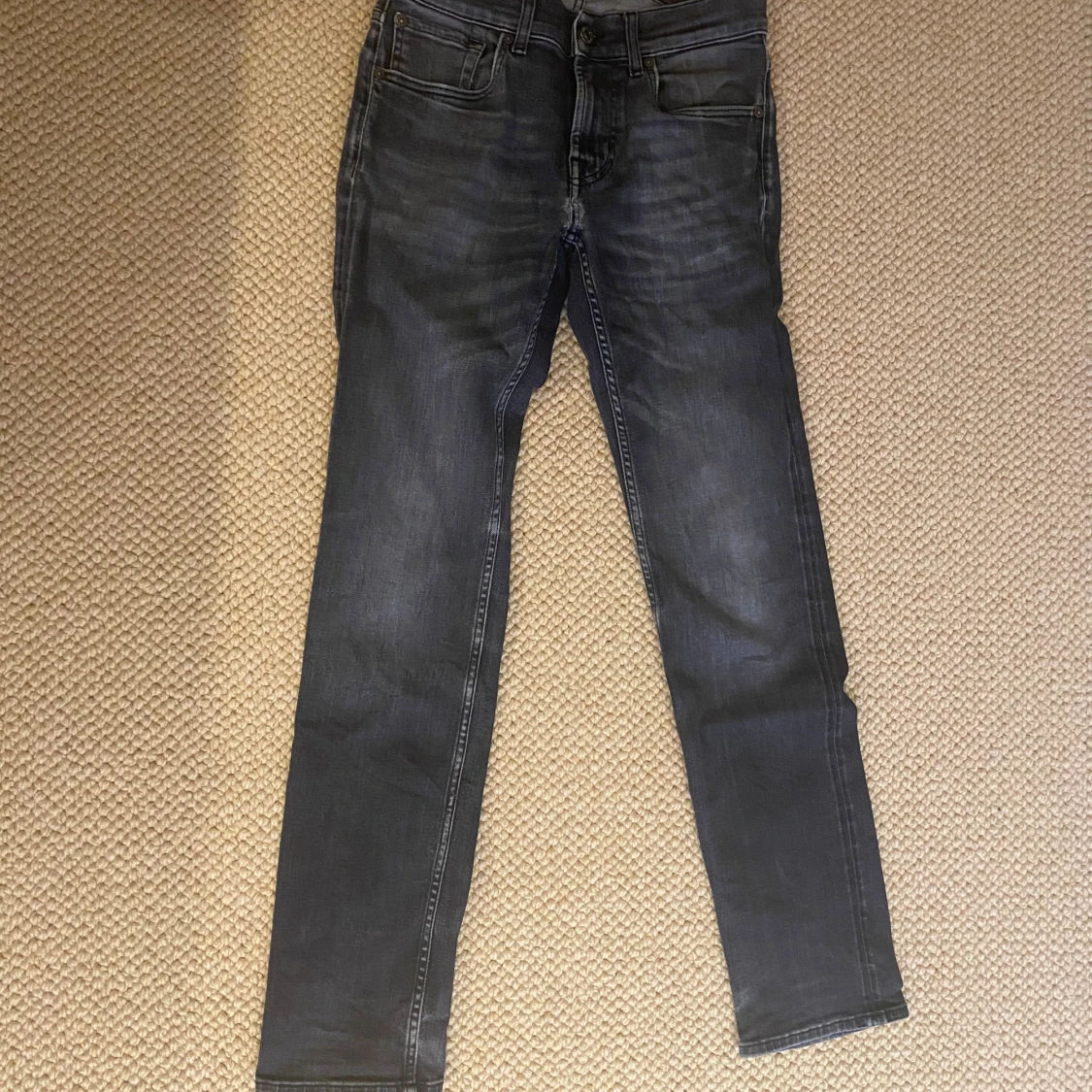 Svarta skinny jeans med slitning