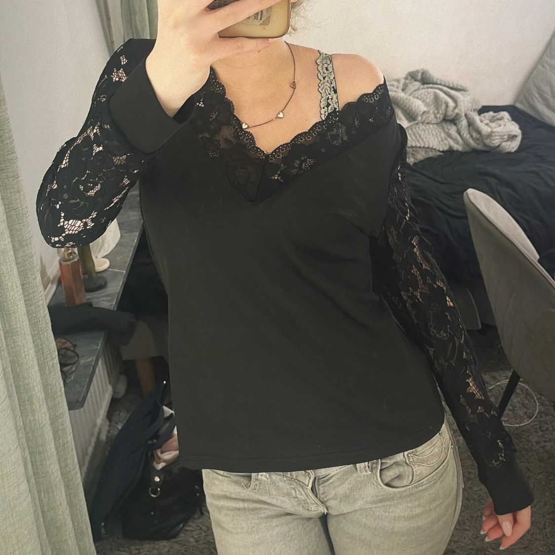 Svart blus med spetsdetaljer