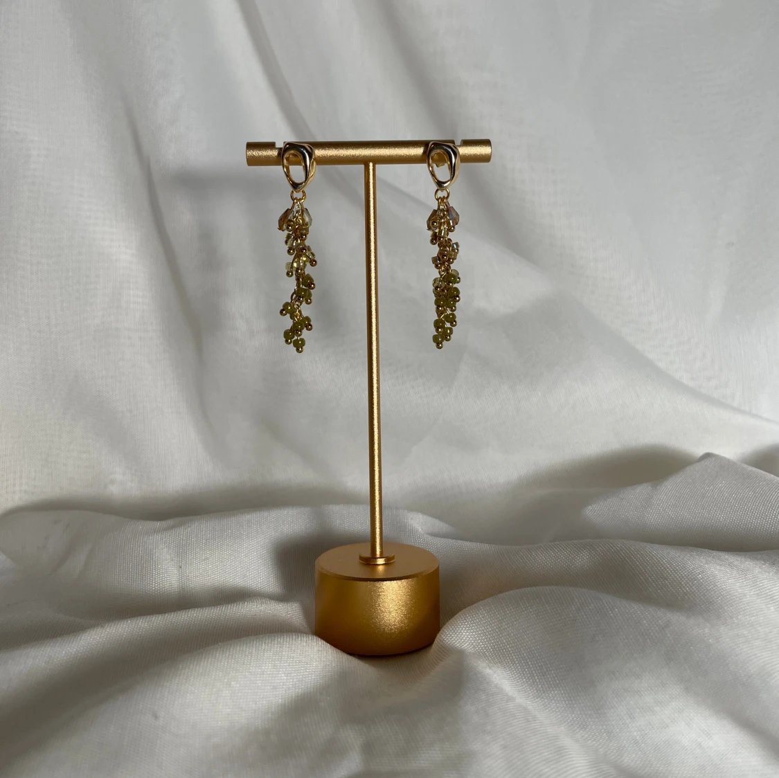 Guldiga örhängen med gröna pärlor - 2