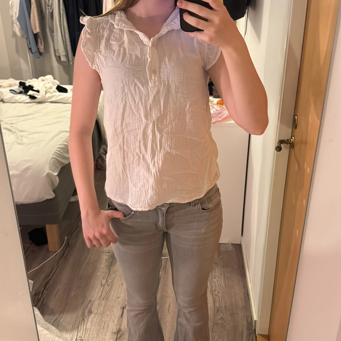 Vit blus med volangärmar och krage - 1