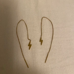 Supersets örhängen från EDBLAD!  - Supersöta örhängen från Edblad i guld! Jag säljer dessa eftersom de inte kommer till användning. Har använt dem max 10 gånger så nästan i nytt skick! 💕 Skeiv för fler frågor! 