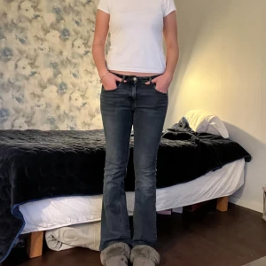Mörkblå bootcut jeans från Gina tricot - Säljer dessa snygga mörkgrå jeans från Gina tricot och klassiska bootcut jeans. 💕Jeansen har låg midja och super sköna 💓💓