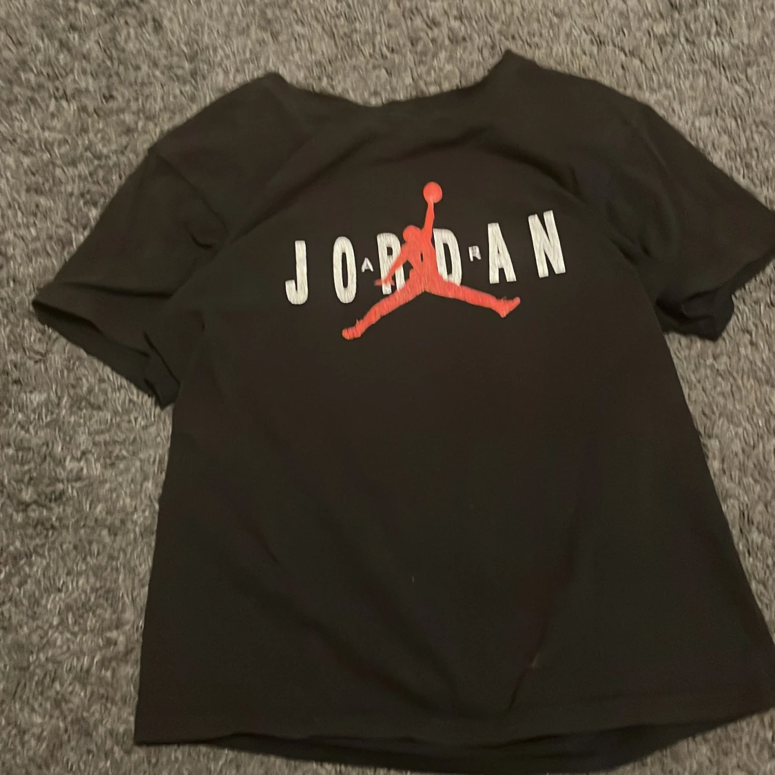Svart Jordan t-shirt med röd logga - 4