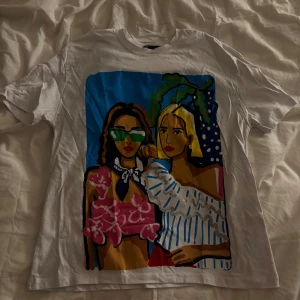 T-shirt Zara - Säljer min helt oanvända T-shirt men coolt tryck från Zara💕 den är i storlek S/36 