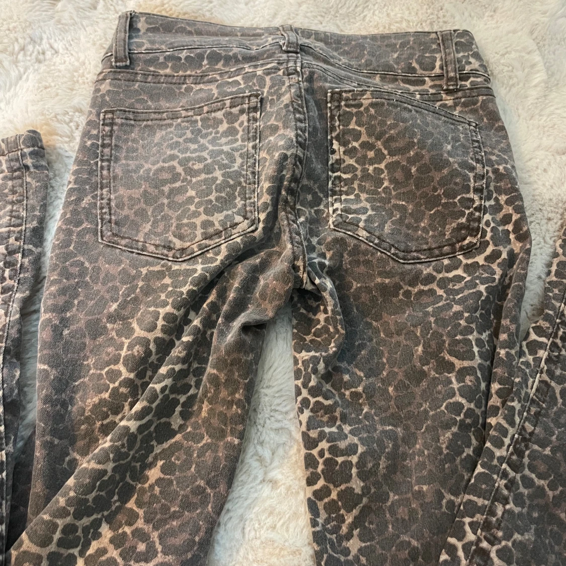 Leopardmönstrade bootcut jeans från Nelly - 2
