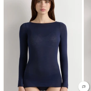 Mörkblå långärmad topp - Intimissimi tröja i storlek L men passar M!💗 köpte från plick men passar inte. Den har nått litet hål som man inte tänker på men skriv för bilder och frågor!💕