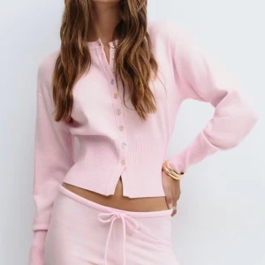 Ljusrosa kofta från Gina Tricot - Säljer en jättefin stickad figursydd kofta från Gina som är använd ett fåtal gånger💕storlek xs