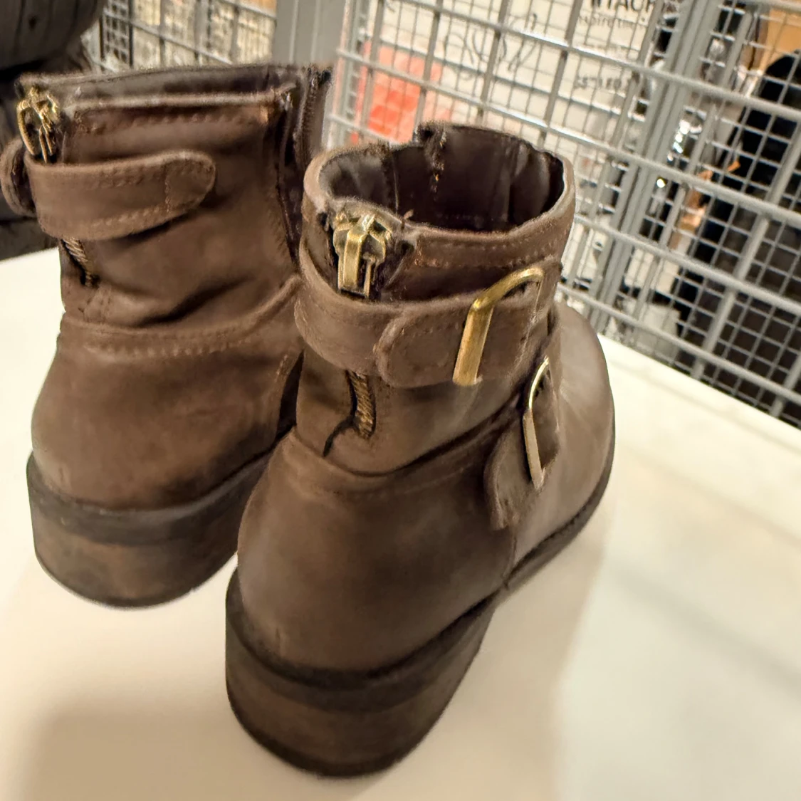 Bruna boots med spännen och dragkedja - 1