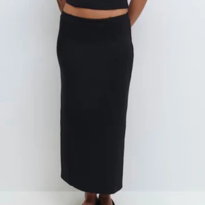 Midikjol - En jättefin midikjol i väldigt tjockt material så att det passar perfekt för höst/vinter väder. Jätteskönt material och väldigt mjukt. Pris kan diskuteras vid snabb affär💞Den är alltså helt ny med prislappen kvar!! Finns uppe likadan kjol men i beige färg och storlek M om man är intresserad!!