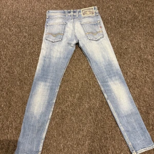 Replay ljusblå anbass - Snygga ljusblå jeans från Replay med klassisk femficksdesign och raka ben. Jeansen är i storlek W29 L32. Byxorna är i ett riktigt bra skick!