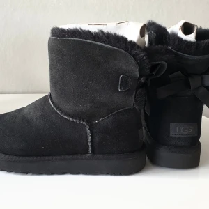 UGG Mini Bailey Bow II - Svarta UGG Mini Bailey Bow II i storlek 39 (8), i absolut nyskick.  Enbart testade.   Nypris 2600:- 
