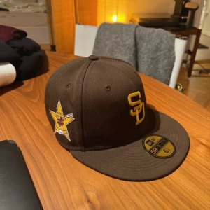 New era keps - Säljer en New era, Sam Diego keps! Köpt i New York. Storlek 55cm. Den är i väldigt bra skick!