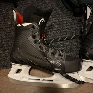Hockeyskridskor  - Säljer ett par svarta HEAD S90 JR skridskor i storlek 38. Köpta för 2 år sedan för ca 600kr och endast använts 2-3 gånger. Säljer då de är för små.