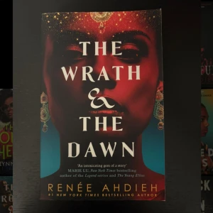 Dawn - En fängslande bok av Renée Ahdieh, perfekt för dig som gillar spänning och mystik. Omslaget utstrålar en exotisk och magisk känsla, vilket lockar till läsning för unga vuxna som söker äventyr och starka berättelser.