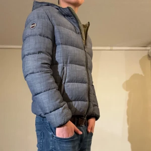 Colmar jacka  - Hej! Säljer nu min jacka från märket Colmar, storlek 48/M, bra skick. Modellen är 184cm och väger 74kg. Tveka inte på att höra av dig om du har frågor eller funderingar kring jackan!