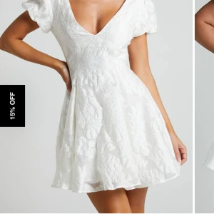 Showpo vit klänning  - Super fin vit klänning från Showpo. Perfekt som en studentklänning. Fin öppen rygg och urringning. Aldrig använd och lappen sitter kvar. Ny pris 1100kr exklusive tull och frakt 