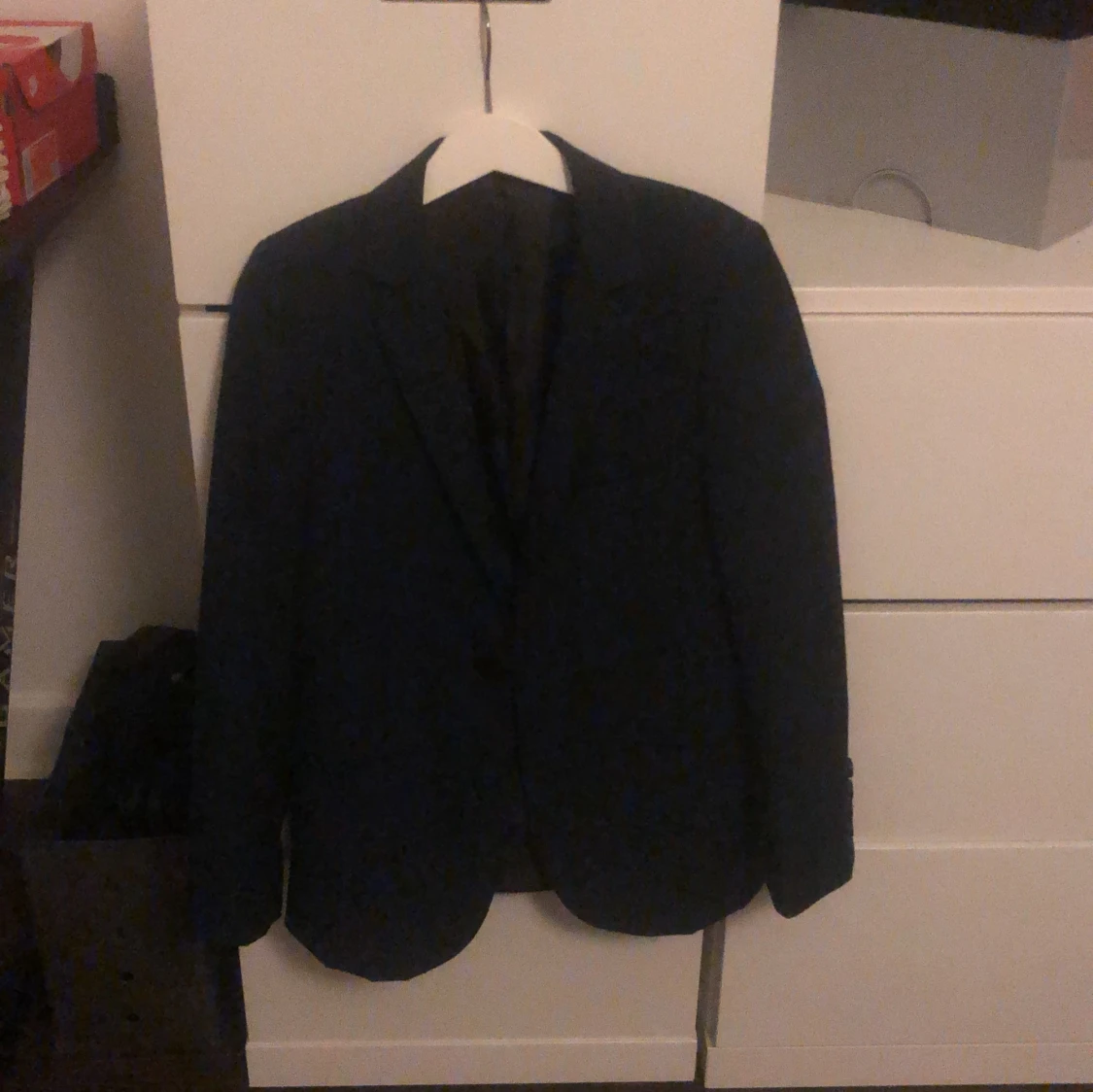 Mörkblå kavaj med klassisk passform