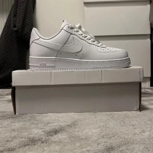 Nike Air Force 1 helvita sneakers - Vita AF1’s. Oanvänd, rena sulor. Storlek 42.5. Säljer pga att den är för liten. Pris kan diskuteras. 