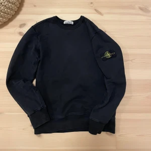 Stone Island tröja  - En snygg stone Island tröja som är i bra skick. Säljer den för att den har blivit för liten för mig. Priset går att disskuteras 