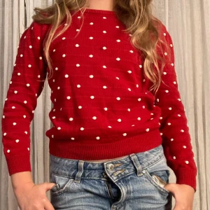 Röd prickig stickad tröja från H&M ✨😘🎄😘✨ - Röd stickad tröja från H&M med vita prickar över hela tröjan. Tröjan har rund halsringning, ribbade muddar och lång ärm. Perfekt jul tröja!! ✨😘🎄😘✨