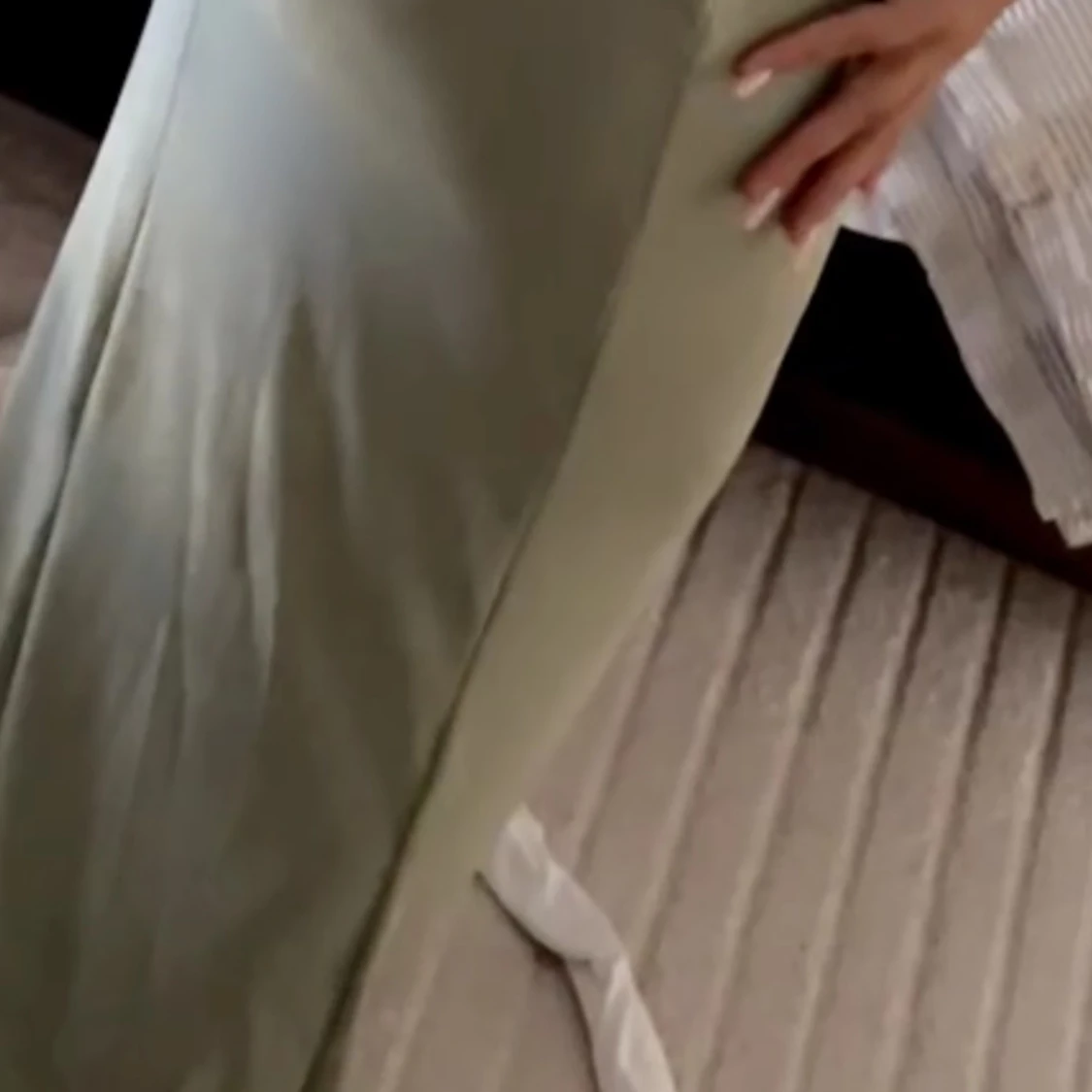 Ljusgrön långklänning med öppen rygg - 1