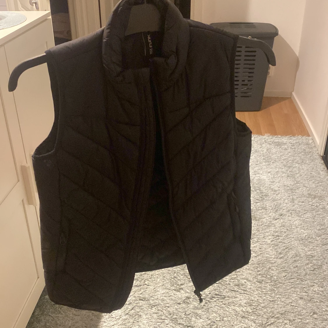 Svart quiltad dunväst från 157 Funk