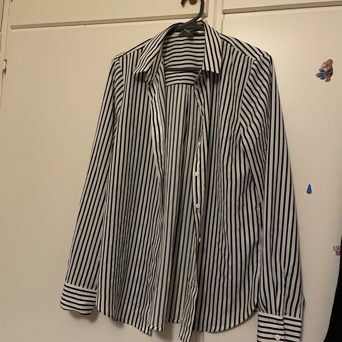 Randig vit och svart skjorta