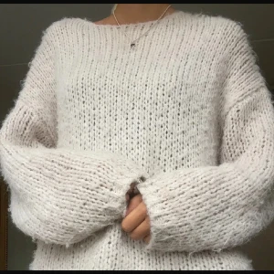 Ljus stickad tröja från ONLY - Supermysig oversized stickad tröja från ONLY i strl M💗