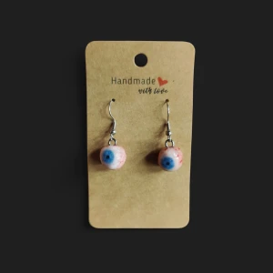 Handgjorda örhängen med ögonmotiv - Unika handgjorda örhängen. Ögonen är runda och har detaljerade ådror för en cool och lite creepy look. Perfekta för dig som vill sticka ut med ett annorlunda smycke.