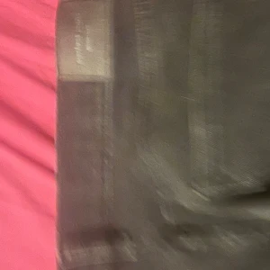Svarta bootcut jeans från Perfect Jeans - Snygga svarta jeans från Perfect Jeans i bootcut-modell med klassiska fickor bak och fram. Jeansen har hög midja och är tillverkade i mjukt denim-material med stretch för extra komfort. Perfekt passform och stilren look.