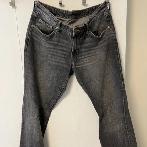 Weekday arrow low straight gråa jeans - Gråa jeans från weekday, endast använda 1-2 gånger. De är i dammodellen Arrow Low, men funkar förstås även för grabbar. Storlek 32/34