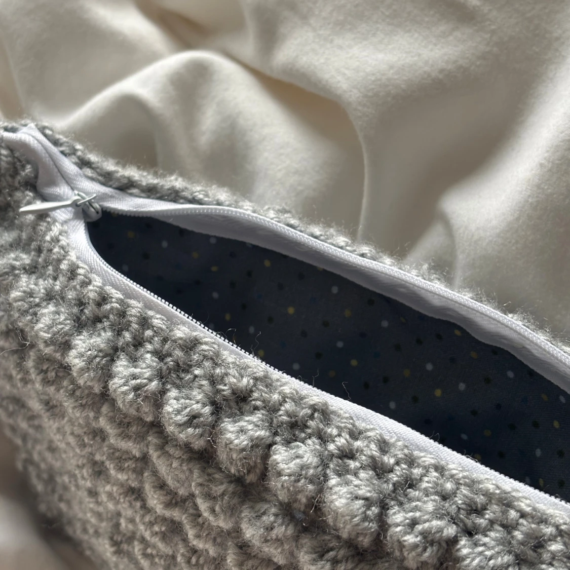 Grå virkad necessär med dragkedja - 2