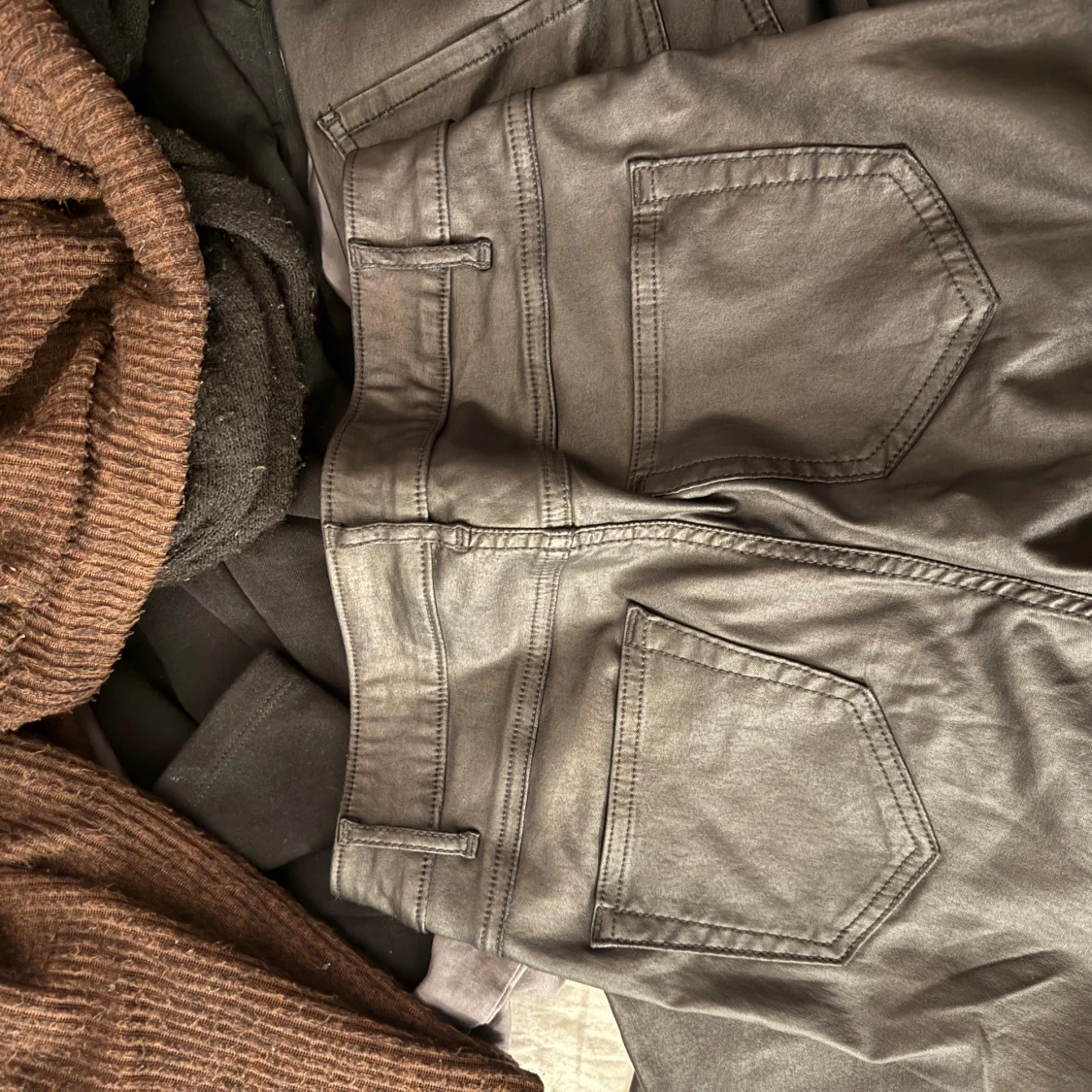 Svarta skinn byxor med dragkedjor - 4