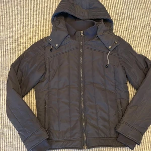 Morris cardigan  - En cardigan/jacka från Morris. Storleken är M. Hör av er vid frågor eller funderingar! 