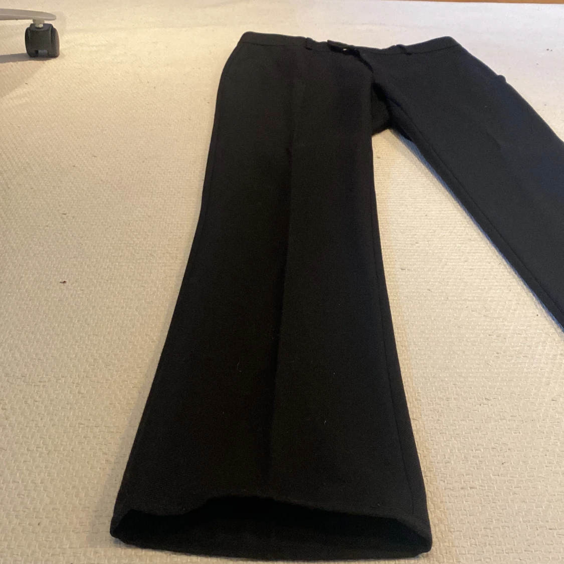 Svarta kostymbyxor med bootcut - 3