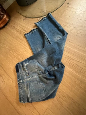 Jeans med hål - Hej säljer dessa jättefina jeans då de är för små på mig❤️