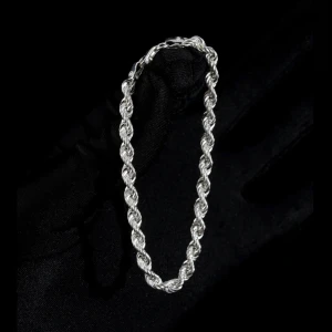 Flätat silverarmband i repdesign - Snyggt armband i silverfärgat metall med flätad repdesign som ger en cool och modern vibe. Kedjan är robust och har en glansig finish som verkligen sticker ut på handleden. Perfekt för dig som gillar stilrena och trendiga accessoarer.