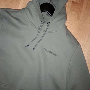 Grön hoodie från Peak Performance - HELT NY FRÅN STADIUM köpt för 1399 fel storlek så säljes för nästan halva pris   endast testad hemma 