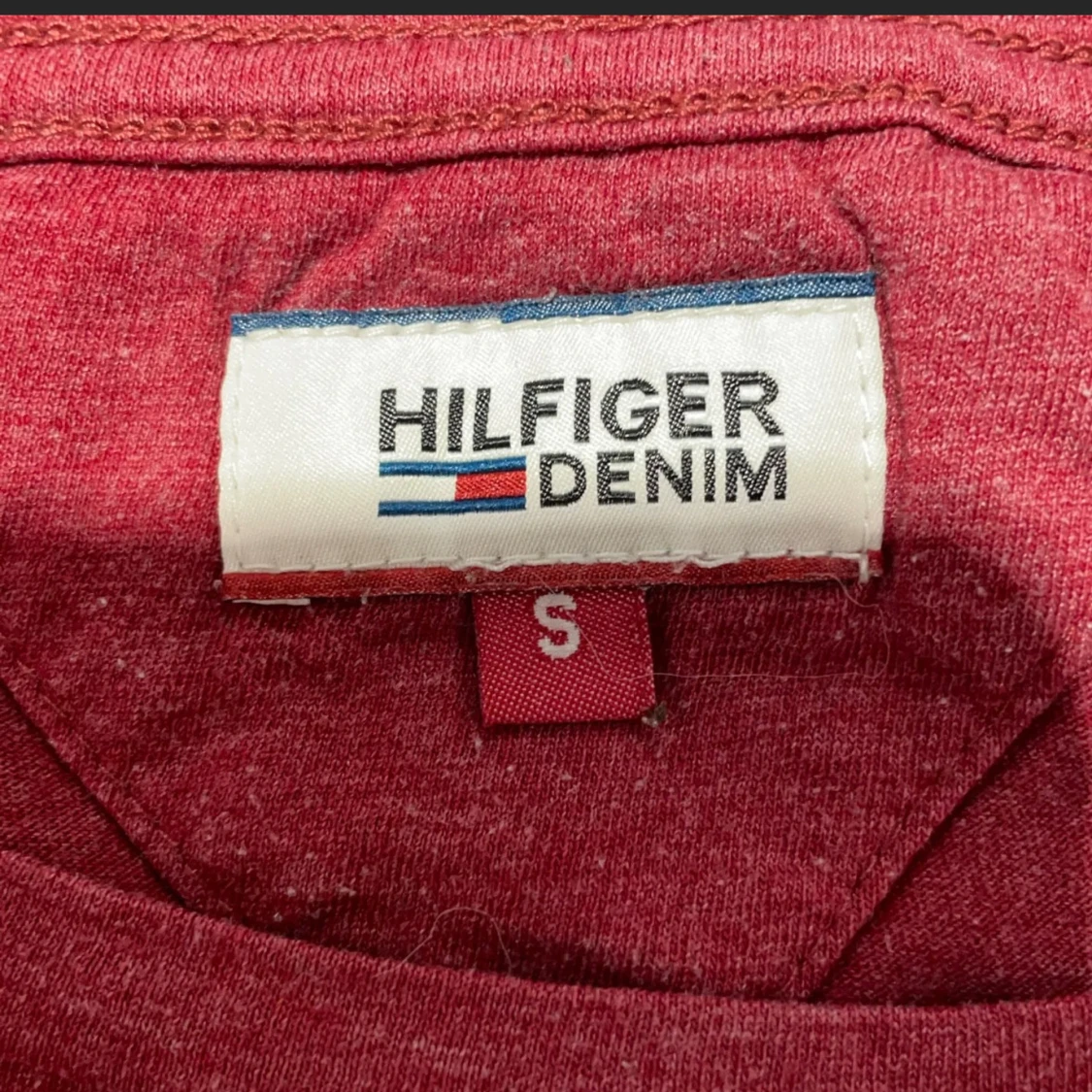 Vinröd t-shirt från Hilfiger Denim - 2