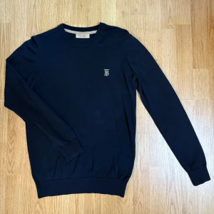 Burberry tröja - Burberry I Kashmir jag köpte i Italien på min  födelsedag. Endast använd 1,2 gånger men inte mer än så. 