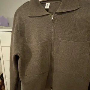 Kofta från Åhléns  - Cool kofta från Åhléns, köper för 600kr, bra skick! Storlek xs