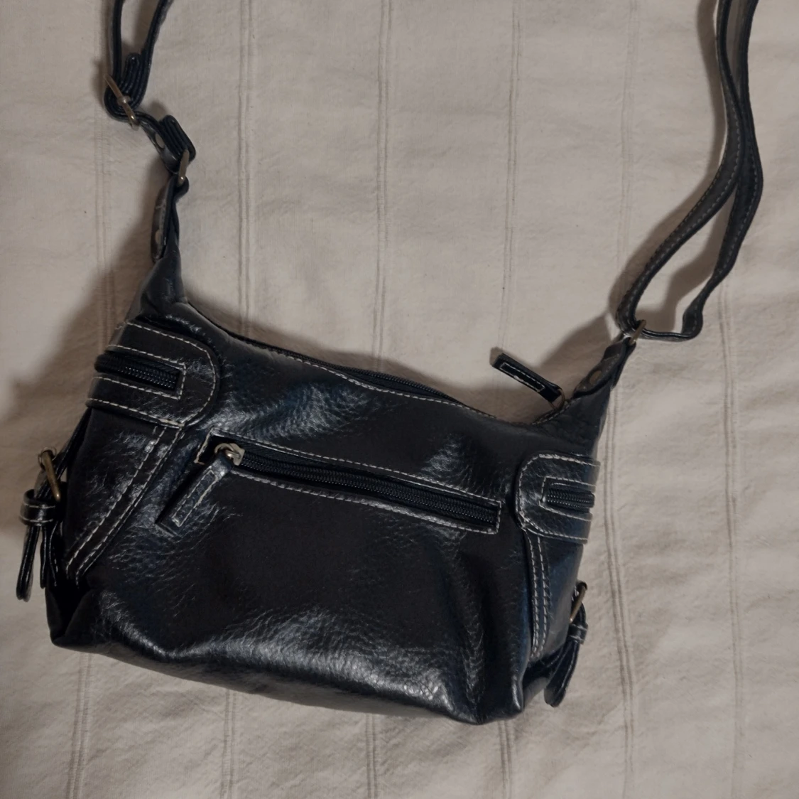 Svart y2k axelremsväska i fakeskinn med dragkedjor - 3