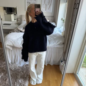 Stickad tröja  - Säljer en mörkblå stickad tröja med coola fransdetaljer längs ärmarna. Tröjan har en loose passform och långa ärmar, perfekt för dig som gillar en avslappnad och trendig stil. Passar dig som vill ha något extra till garderoben. Aldrig använd!