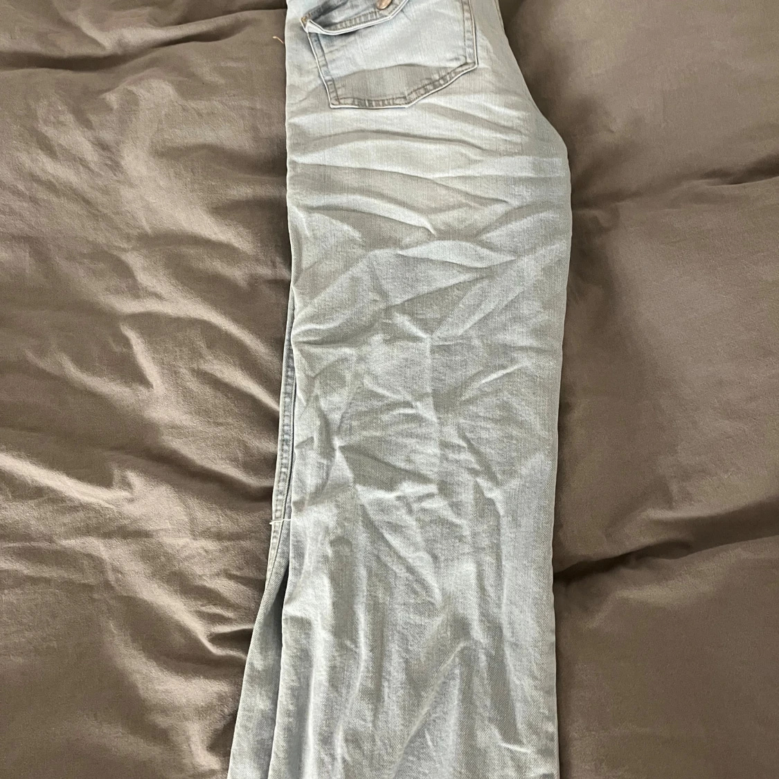 Ljusblå bootcut jeans med slitningar - 4