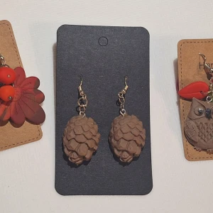 3 par Handgjorda örhängen i Polymerclay "Hösttema" - Unika handgjorda örhängen i polymerlera med höstiga motiv: kottar, ugglor med färgglada löv och röda bär. Färgerna går i brunt, rött, orange och grönt. Perfekt för dig som vill sticka ut med naturinspirerade accessoarer. Allergivänligt ❤️