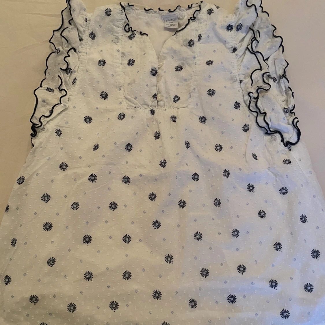 Vit blus med små blå blommor & puffärmar – Lindex - 2